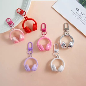 Porte-clés mini-casque 3D, Charme mignon en acrylique pour écouteurs, Pendentif de sac coloré pour les amateurs de musique et les adolescents - Product Image 1