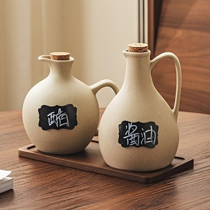Ensemble de bouteilles distributrices d'huile d'olive <span class=keywords><strong>en</strong></span> céramique avec <span class=keywords><strong>bouchon</strong></span> <span class=keywords><strong>en</strong></span> liège, poignée et plateau <span class=keywords><strong>en</strong></span> bois, et cruche à vinaigre <span class=keywords><strong>pour</strong></span> le rangement sur comptoir de cuisine - Product Image 1