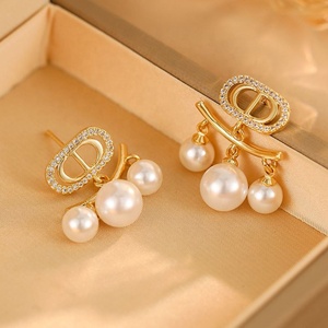 Boucles d'oreilles à clous pour femmes de luxe, tendance, en argent S925, avec micro-incrustations de zircon, lettre, plaqué or, perle dynamique, pompon, cadeau - Product Image 6