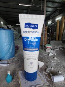 Scultura Personalizzata per Packaging Cosmetico, Grande Statua a Forma di Flacone per Decorazione Vetrina Negozio di Bellezza - Product Image 1