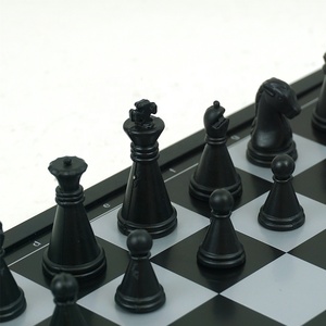 Mini Set di <span class=keywords><strong>scacchi</strong></span> in plastica per bambini <span class=keywords><strong>portatili</strong></span> con scacchiera pieghevole magnetica e pezzi degli <span class=keywords><strong>scacchi</strong></span> - Product Image 5