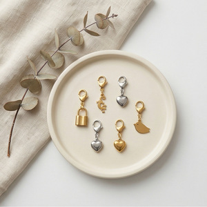 Colgante con cierre de langosta en forma de corazón de oro y plata para la fabricación de pulseras, accesorio de joyería de acero inoxidable al por mayor - Product Image 1
