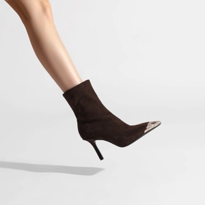 Bottines à talon aiguille en daim à bout pointu pour femme, avec embout métallique sculpté, style rétro automne/hiver, avec garniture métallique et élastique à la cheville - Product Image 3