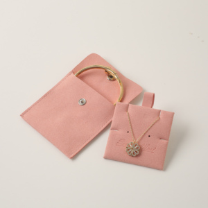 Pochette à bijoux personnalisée en gros avec logo, en velours microfibre, avec bouton-pression, gaufrée, avec insert/support pour carte - Product Image 4