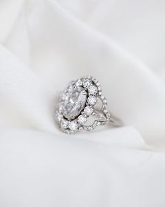 Bague de fiançailles vintage en diamant de laboratoire taille ovale avec halo, style alliance unique, plaqué rhodium, luxe - Product Image 1