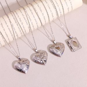 Collier pendentif médaillon cœur en acier inoxydable plaqué or 18 carats avec chaîne longue réglable et compartiment photo rectangulaire, vente en gros - Product Image 3