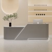 Petit comptoir de caisse en bois massif, moderne, minimaliste, écologique, durable, salon de beauté, magasin de vêtements, bureau peint, bureau de réception