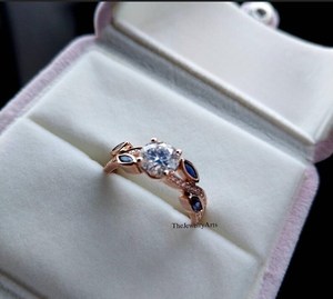 Anillo de Compromiso de Moissanita en Oro Rosa de 24K, Corte Redondo, Diseño de Enredadera Trenzada, Anillo de Promesa con Zafiro Azul, Anillo Delicado para Mujer, Regalo - Product Image 2