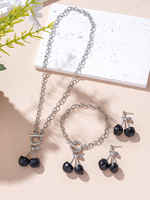 Parure de bijoux élégante pour femme, motif cerise rouge et noire vintage, comprenant boucles d'oreilles clous à pompon, collier, bracelet chaîne cordon et chaîne de clavicule OT