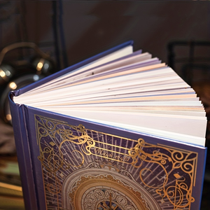 สมุดบันทึกปกแข็งสไตล์ปราสาทย้อนยุค Shuangluo รุ่น NAA15 ดีไซน์ยุโรปโบราณ 128 แผ่น เย็บด้วยด้าย เห<span class=keywords><strong>ม</strong></span>าะสำหรับเป็นของขวัญ ขนาด 12.8x18.8 ซม. ไม่มีห<span class=keywords><strong>ม</strong></span>ายเลข - Product Image 4