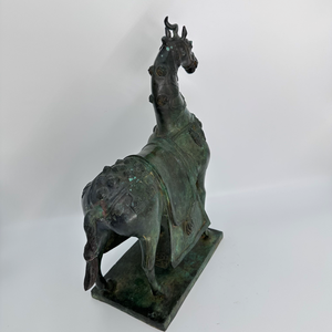 Scultura in metallo a forma di cavallo con sella in bronzo, con patina verde rame lucente che evoca un profondo senso di <span class=keywords><strong>storia</strong></span> - Product Image 6