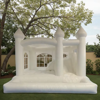 Un incontournable pour les célébrations romantiques, une maison rebondissante gonflable de château avec des toboggans et une piscine à balles, décoration de fête de mariage