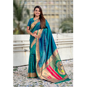 Saree de seda verde Paithani con exquisitos motivos de Dios Mahalaxmi tejidos Zari y bordes tradicionales para un aspecto divino y elegante - Product Image 1