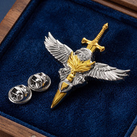 Pins personnalisés bicolores plaqués or et argent, en alliage de zinc, avec motifs 3D détaillés en relief (Aigle et Épée), logo métallique sur mesure