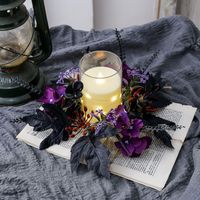 Handgefertigter Halloween-Kerzenring aus schwarzen und violetten Kunstblumen mit gotischem Mittelstück für Party- und Heimdekoration