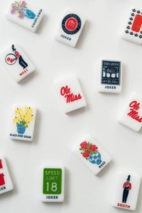 Set di Mahjong Americano con Tessere dell'Università Ole Miss del Mississippi, 160 Pezzi in Acrilico Inciso, Edizione da Viaggio West Wind White - Product Image 2