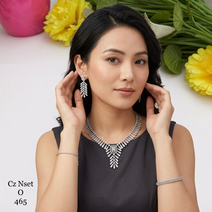 ชุดเครื่องประดับเจ้าสาวคุณภาพสูงสำหรับผู้หญิง ประกอบด้วยสร้อยคอชุบโรเดียมทองเหลืองประดับเพชรคิวบิกเซอร์โคเนีย และต่างหูแบบห้อย - Product Image 1