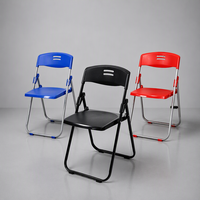 Chaise pliante polyvalente multicolore avec assise en plastique PP, design à fentes, structure métallique, empilable, pour événements et invités