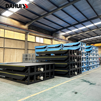 Rampe de quai logistique à rebord relevable hydraulique pour centre de distribution avec panneau de protection latérale