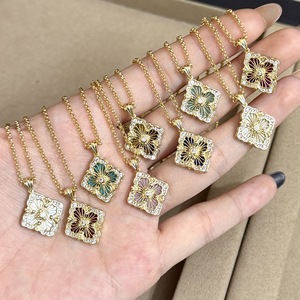 Collier trèfle à quatre feuilles style italien, chaîne de clavicule en nacre, chaîne de pull fleurie incrustée de diamants, unisexe, pour usage quotidien - Product Image 3