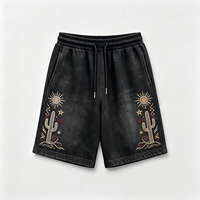 Shorts noirs délavés style vintage avec broderie cactus et soleil, tissu doux au toucher, streetwear décontracté d'été