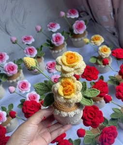 Nuova decorazione creativa per auto per la casa fatta a mano con vaso di lana lavorato a maglia con fiori e piante in vaso campana di rosa - Product Image 5