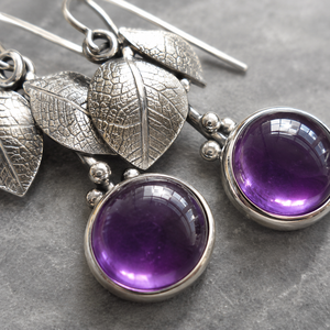 Orecchini vintage bohémien con foglie di ciliegio viola, regali per feste da donna - Product Image 3