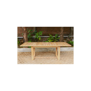 La Mesa Larga Barcelona, que combina un diseño moderno y elegante con una elegancia atemporal en cada plato. - Product Image 1