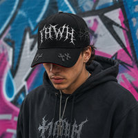 Casquette de baseball en daim doublée de satin de luxe avec broderie 3D personnalisée de strass et épingles métalliques dorées, design de créateur, avec flammes noires