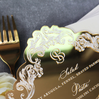 Tarjeta de Menú de Acrílico Dorado Personalizada con Diseño Ornamentado y Decoración de Borlas para Boda con Porta Tarjetas de Terciopelo