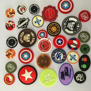 Parches de Goma Suave Personalizados con Logotipo 3D y Nombre para Prendas - Product Image 1