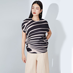 T-shirt Estiva da <span class=keywords><strong>Donna</strong></span> 2026 a Righe con Scollo Rotondo, <span class=keywords><strong>Maniche</strong></span> a Pipistrello Larghe e Pieghe alla Moda a Manica Corta - Product Image 3