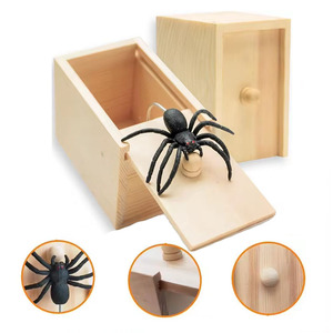 Caja de broma de araña de madera al por mayor, juguete de broma divertido para asustar, regalos y accesorios para fiestas de el 1 de abril para adultos y niños, 6*6.5*9.5cm - Product Image 1