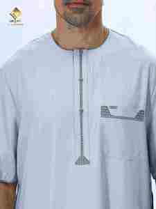 Túnica Al Haramain para hombre, color gris claro, de algodón, manga corta, largo hasta el suelo, transpirable, traje árabe tradicional. - Product Image 4
