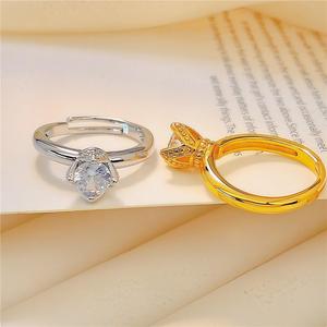 Anello monolitico classico a quattro griffe, dal design elegante e un accessorio alla moda per l'uso quotidiano. - Product Image 6