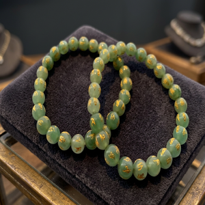 Bracelet de perles d'aventurine verte 8mm fait à la main Om Mani Padma Reiki cristal de guérison gravé bijoux de cristaux Reiki - Product Image 1