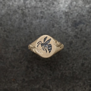 Anillo de Esmalte Chapado en Oro de 18K de Alta Calidad, Joyería Personalizada a Prueba de Agua, Diseño de Abeja de Miel Antiguo, para Hombres y Mujeres - Product Image 2