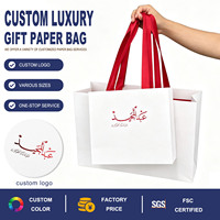Sacs cadeaux en papier de luxe de différentes tailles, logo personnalisé imprimé, emballage blanc pour le shopping avec poignées en ruban de satin