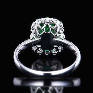 Anillo de esmeralda natural, Origen: Panjshir, Afganistán 0.75ct, oro de 18K, doble halo, media pavé con 68 piezas de diamantes naturales de 0.51ct - Product Image 3