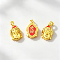 Breloque tête de Bouddha double face en alliage de zinc plaqué or 18 carats avec émail rouge et symbole porte-bonheur pour la création de colliers et bijoux DIY