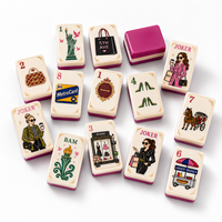 Juego de Mahjong Americano de Diseño con Motivos de Lugares Emblemáticos de Nueva York, Fichas de Color Marfil Cálido con Reverso Rosa Brillante, 160 Fichas de Lujo Grabadas