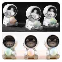 DREAMS'LIGHT Mini Lampe de Nuit Astronaute Mignonne, LED Blanc Chaud, Matériau en Résine, 3 Styles, Excellent Cadeau pour la Famille, Salon, Chambre à Coucher