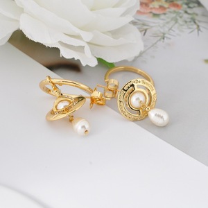 Boucles d'oreilles pendantes Saturne en perles de haute qualité Western Queen Mother Vivienne, style baroque Aleksa, bijoux pour femmes - Product Image 3