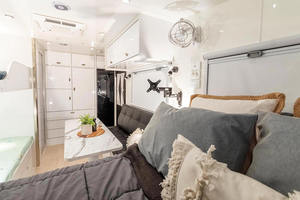 <span class=keywords><strong>Iveco</strong></span> <span class=keywords><strong>Expedition</strong></span> Caravan 4X4 Motorhome RV <span class=keywords><strong>Camper</strong></span> China Fabricado Remolque de viaje para acampar al aire libre - Product Image 3