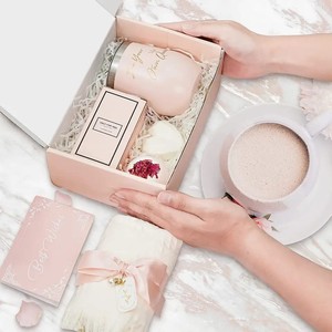 Panier-cadeau spa rose avec gobelet à œufs, brosse de nettoyage, boule de bain à la rose, savon en forme de cœur, bougie parfumée, foulard à franges et accessoires pour femmes - Product Image 4