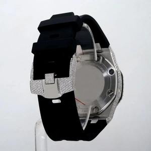 Montre en acier inoxydable argenté, sertie de diamants VVS, de luxe, best-seller, idéale pour un anniversaire ou un cadeau, disponible à la vente - Product Image 4