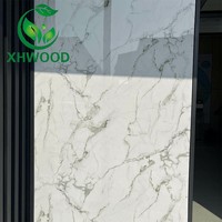 Panneau mural en PVC imitation marbre UV, facile à installer, pour décoration intérieure.