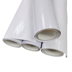 Rouleau de vinyle PVC blanc brillant du fabricant chinois Matériau d'affiche de colle amovible imprimable et auto-adhésif