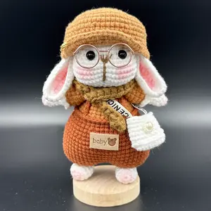 Handgefertigtes Häkeln Strickwerk niedlicher Kaninchenkarikatur-Yarn-Schlüsselanhänger Anhänger DIY künstlicher Stil Tierenpuppen zum Geschenken