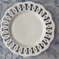 Assiettes de présentation élégantes en céramique blanche ajourée de 12 pouces pour événements de mariage
